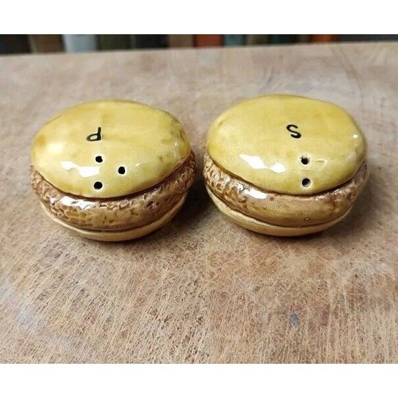 Vintage Kitchy Hamburger Salt And Pepper Shaker Set - Picture 1 of 11